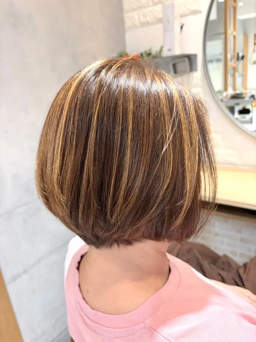 ショート カラー ハイライトカラー レイヤーカットのヘアスタイル