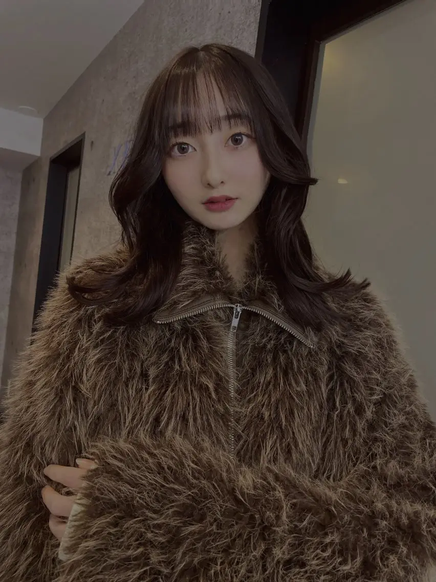カラー ベージュカラー オリーブベージュ GEM YURI ハイトーンカラーのヘアスタイル
