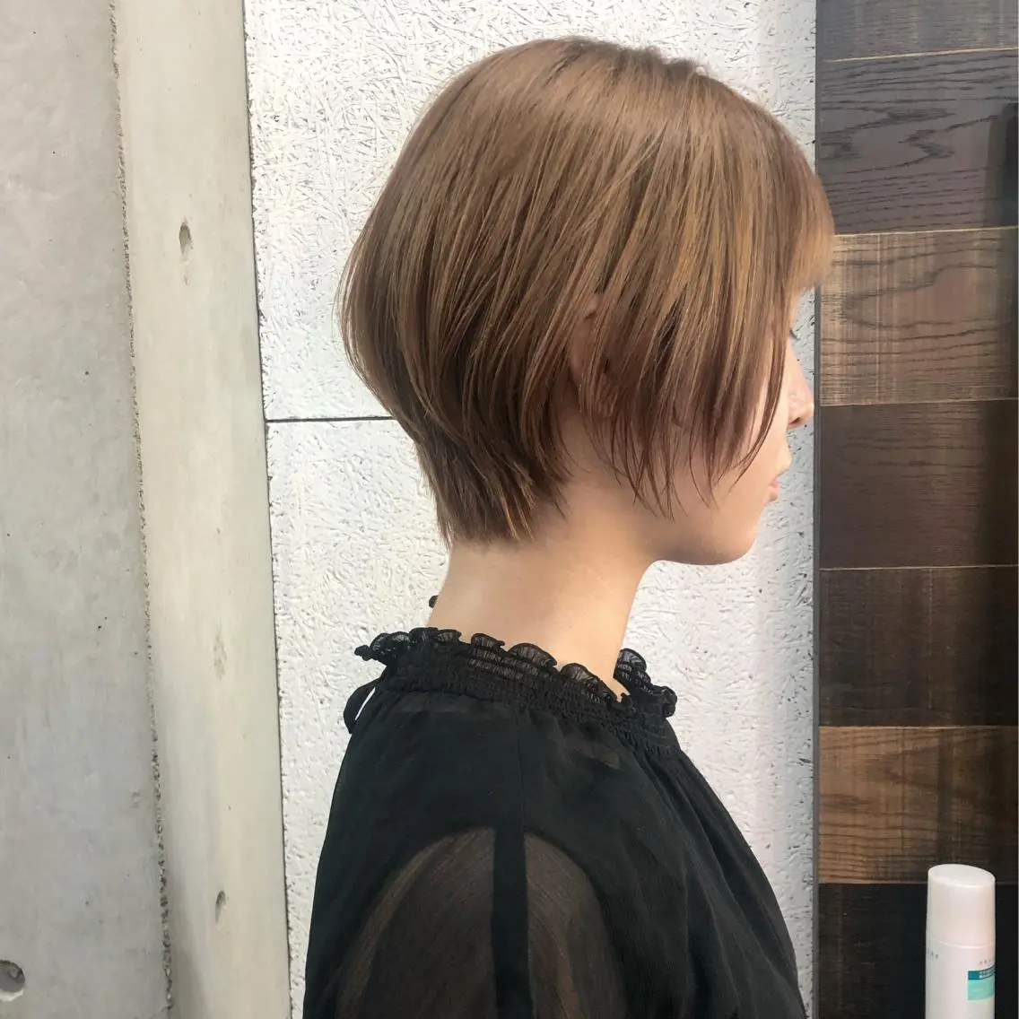 ショート カラー ネイル ベージュカラー ブリーチ ハイトーンカラー ハイトーンベージュ ショートヘア 中山 天地のヘアスタイル