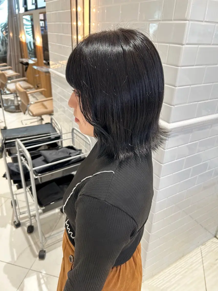 ミディアム カラー 黒髪 ブルーカラー ブルーブラック 透明感カラー 外ハネヘア Manaka ☺︎のヘアスタイル