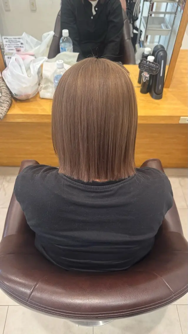 ショート カラー ベージュカラー ブリーチ グレージュ ヘアカラー SARA高吉 華鈴のヘアスタイル