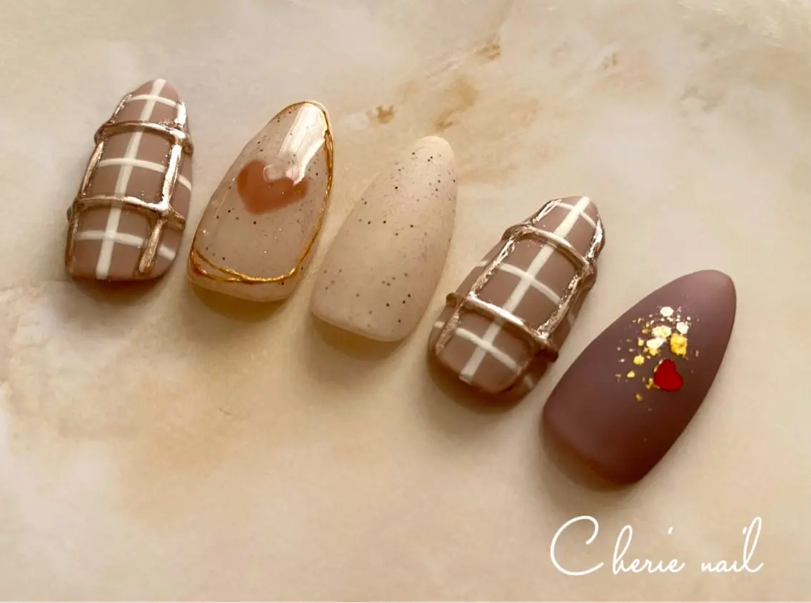 ネイル ブラウン ジェルネイル ハート ミラーネイル バレンタイン ハンドネイル Cherienail yunaのネイルデザイン
