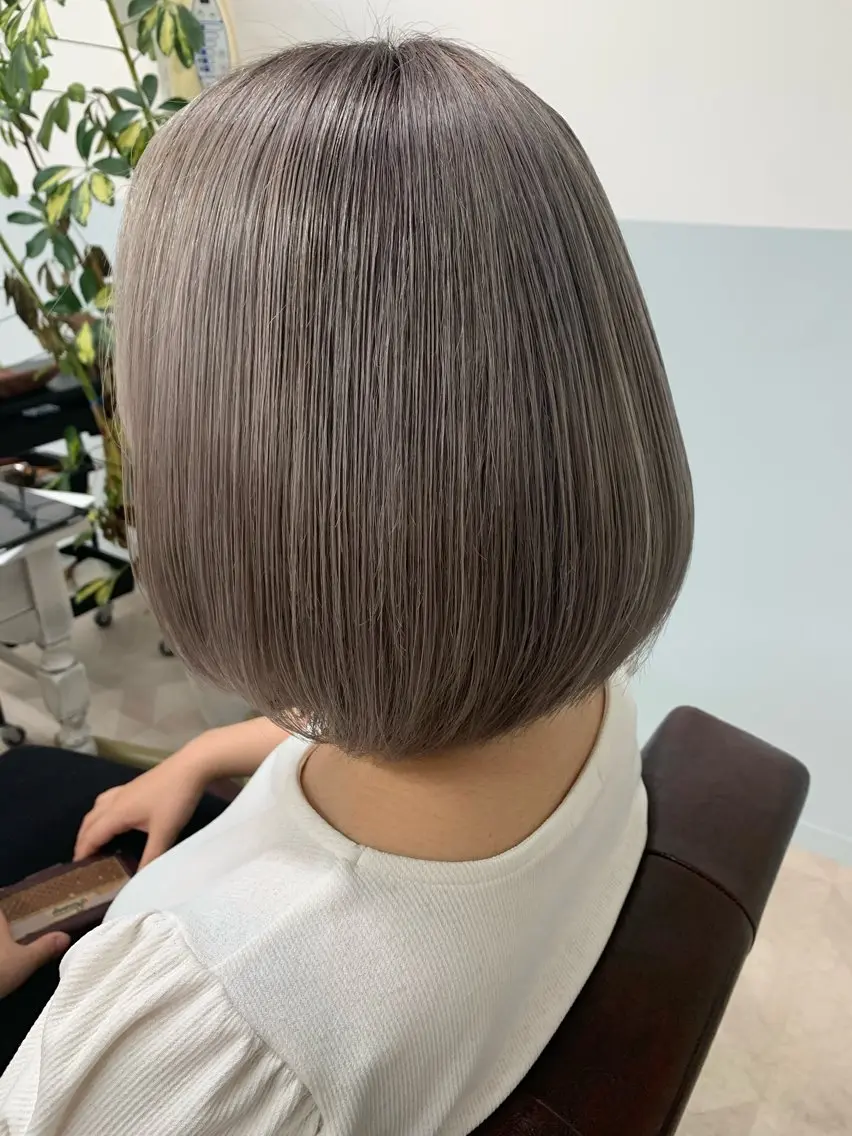 ショート カラー ブリーチ ハイトーンカラー パープルカラー ボブ ヒカ ルのヘアスタイル