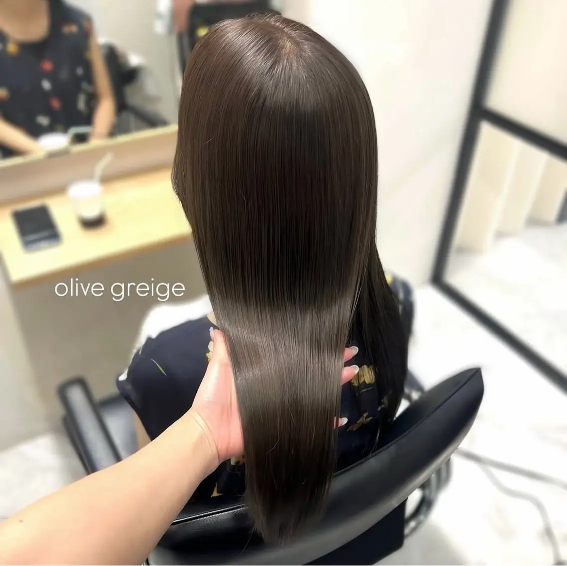 セミロング カラー ブリーチ グレージュ ブリーチなしカラー オリーブグレージュ オリーブグレー 前川 朋香のヘアスタイル