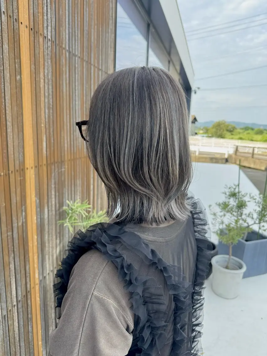 ミディアム カラー ブリーチ ハイライトカラー シルバー ハイライト カット ヘアカラー トリートメント CUTS 東尾道/ 市川聖也のヘアスタイル