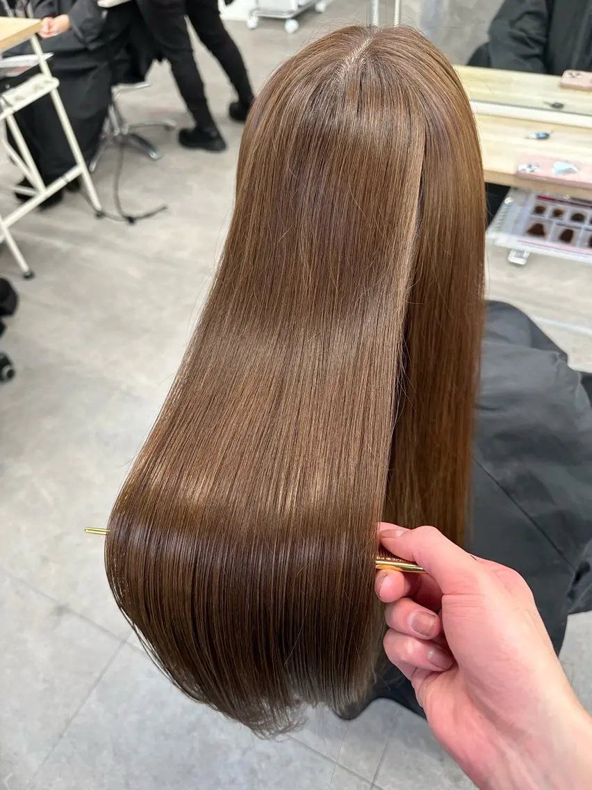 セミロング カット ヘアカラー トリートメント 艶髪、髪質改善 富田隼仁のヘアスタイル