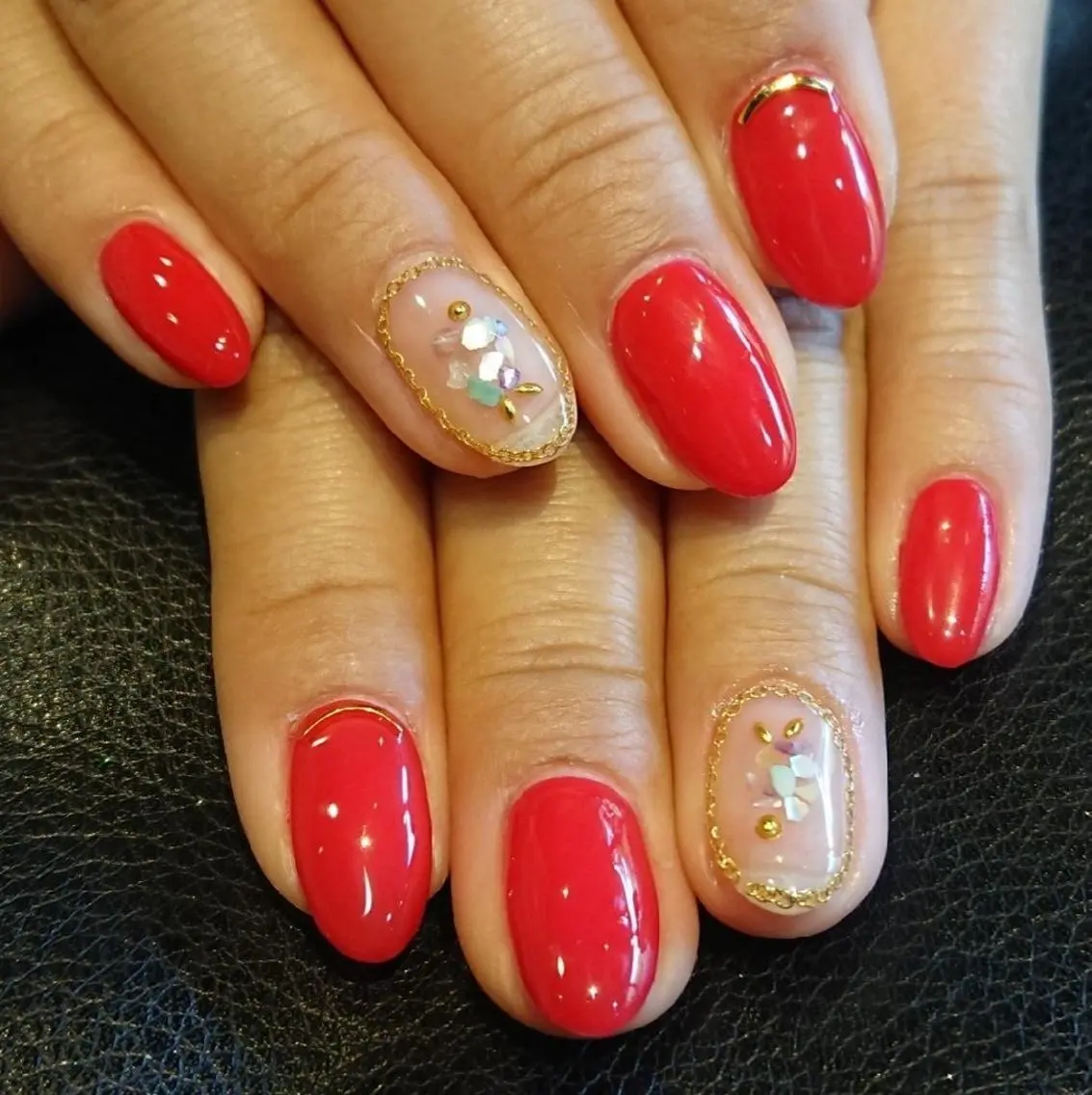 ネイル ゴールド 赤色 Lilith Nailのネイルデザイン