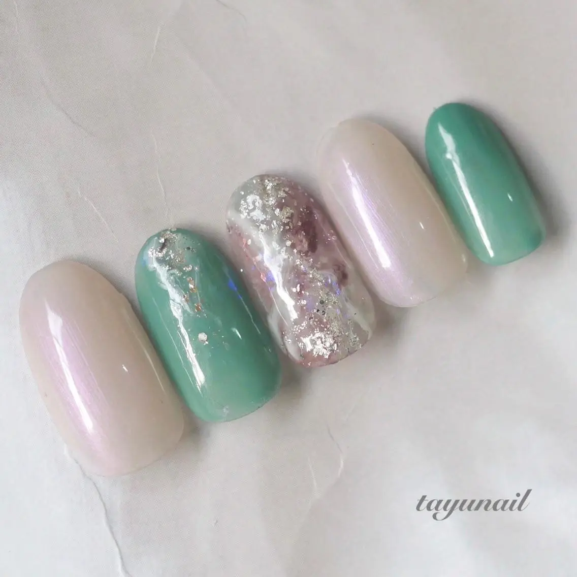 ネイル アートネイル ジェルネイル グリーン キラキラネイル ニュアンスネイル ハンドネイル ネイルサロン 【たゆnail】のネイルデザイン