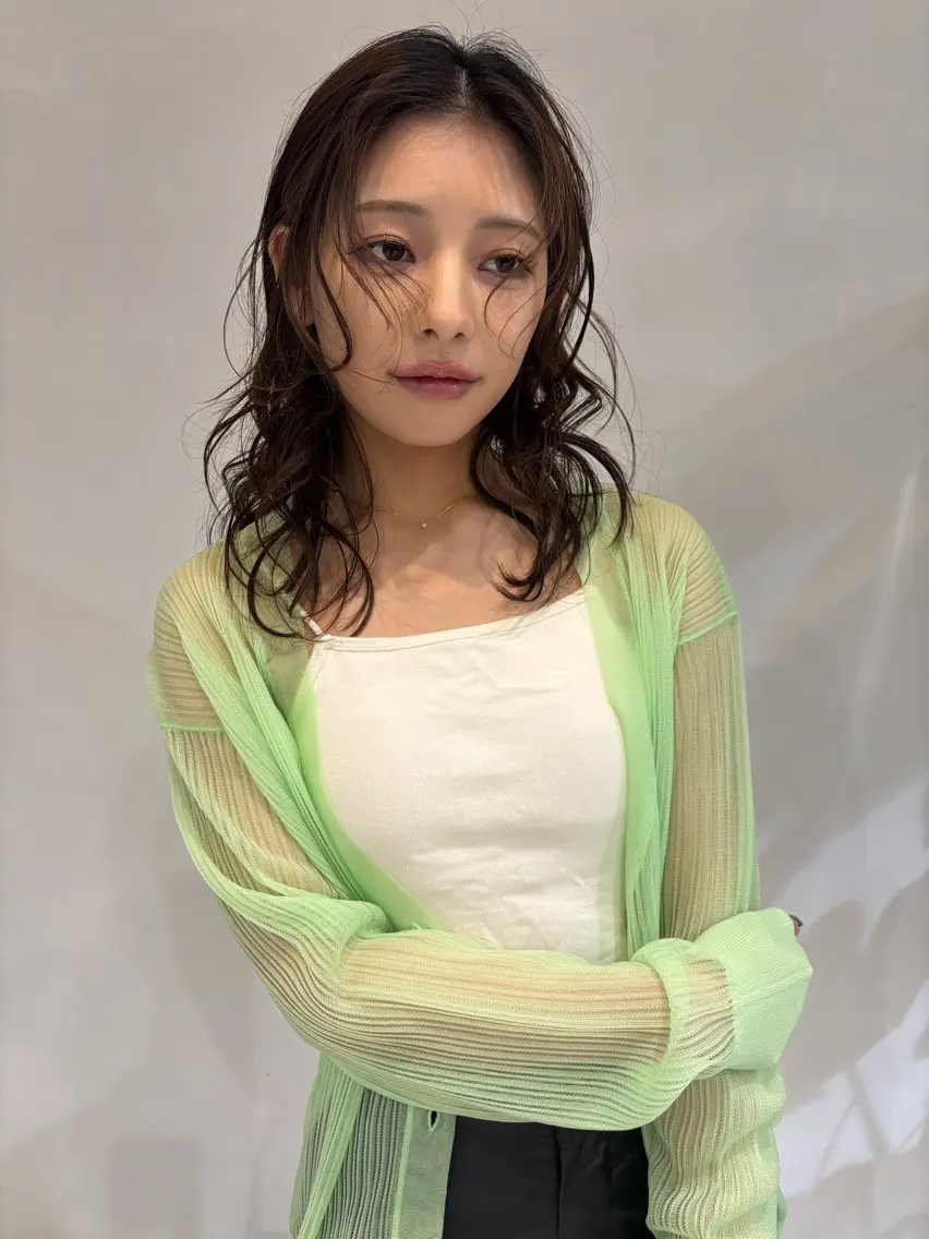 ミディアム カラー 鈴木 美紅のヘアスタイル