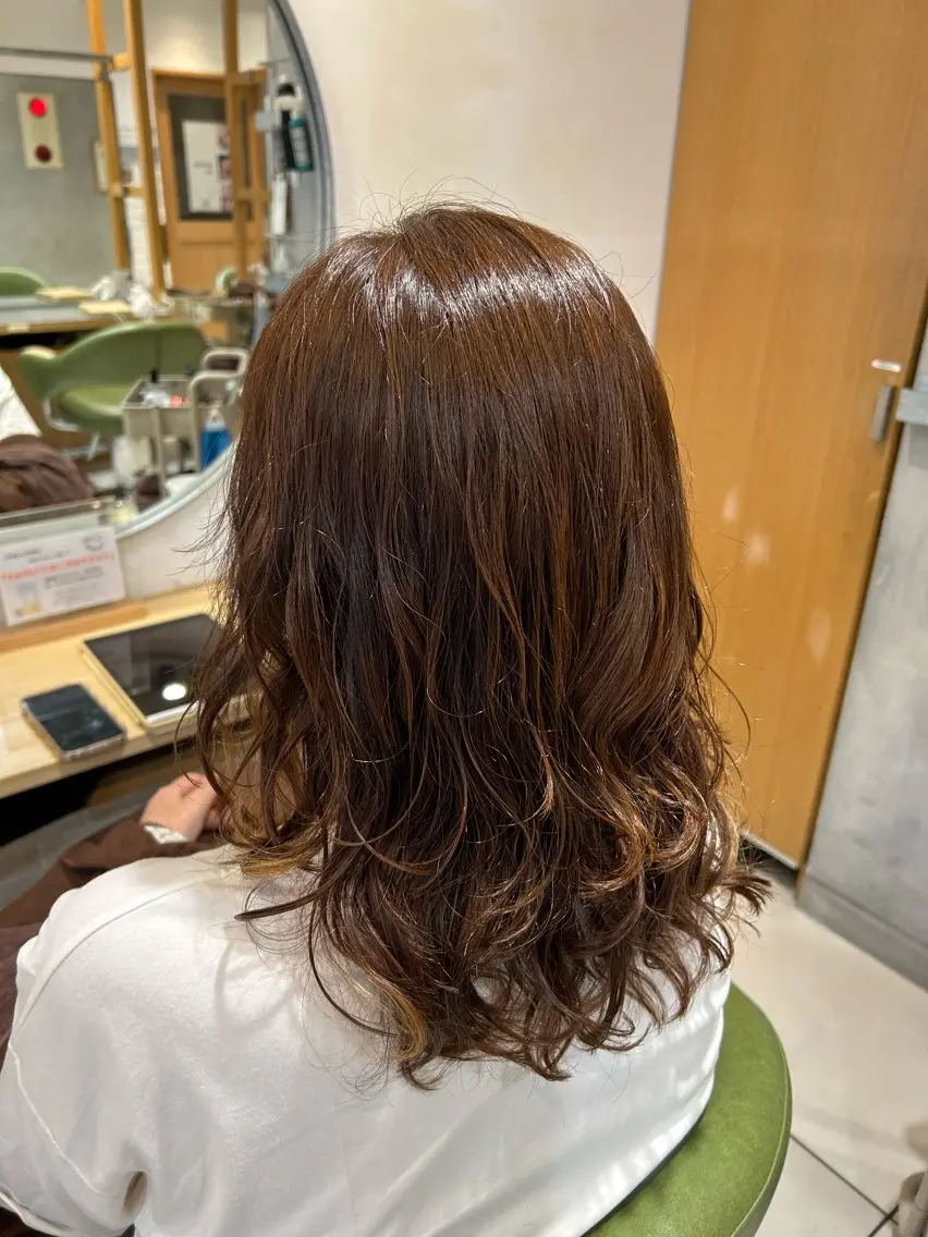 セミロング カラー パーマ ハイライトカラー レイヤーカットのヘアスタイル