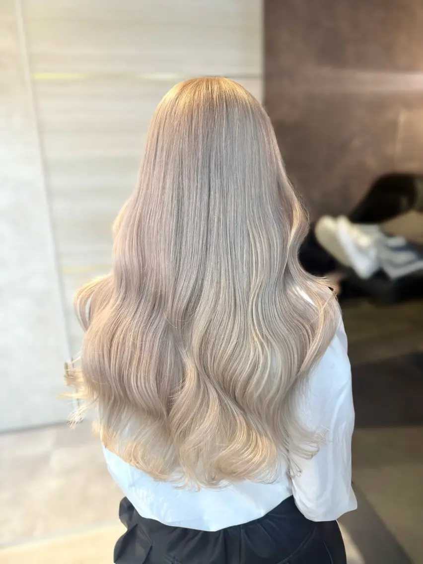 ロング カラー ヘアアレンジ ベージュカラー ブリーチ 透明感カラー デザインカラー グレージュ ヘアカラー トリートメント 🌱巴結生🌿グレー ジュ☁️ミルクティーのヘアスタイル