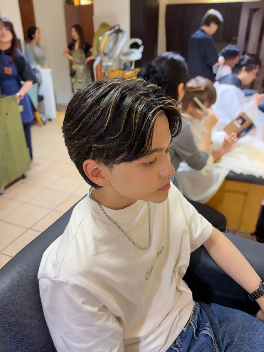 ショート カラー メンズ センターパート メンズハイライト メンズ韓国風 ハイライトカラー ハイライト カット ヘアカラー すげさやか ✨メンズカットパーマのヘアスタイル