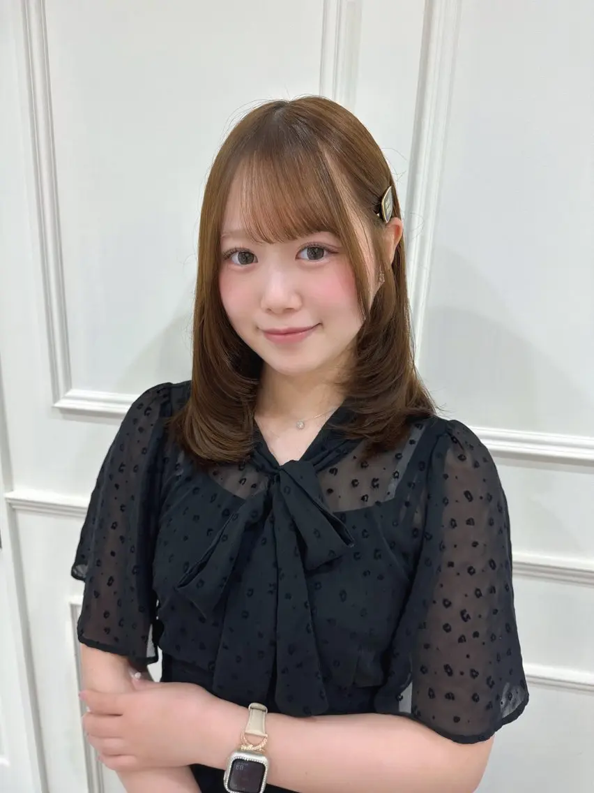 セミロング カラー ベージュカラー オリーブベージュ レイヤーカット カット ヘアカラー トリートメント 表参道/ハイトーン/ ブリーチ/みずは🎀のヘアスタイル