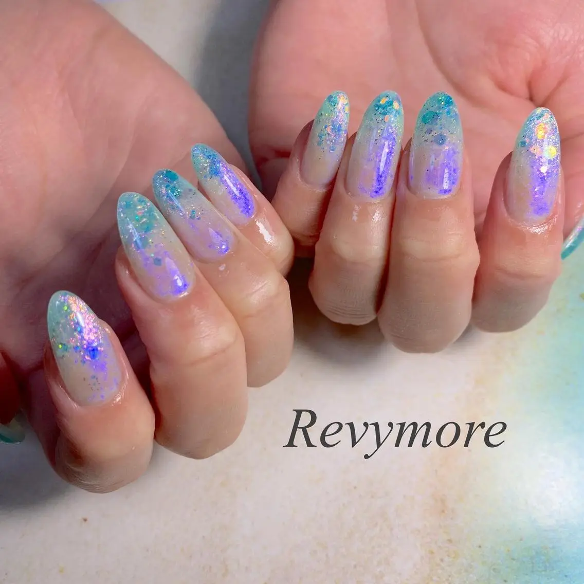 ミディアム ネイル 韓国風ヘア ジェルネイル グラデーション ホログラムネイル キラキラネイル nail salon Revymoreのネイルデザイン