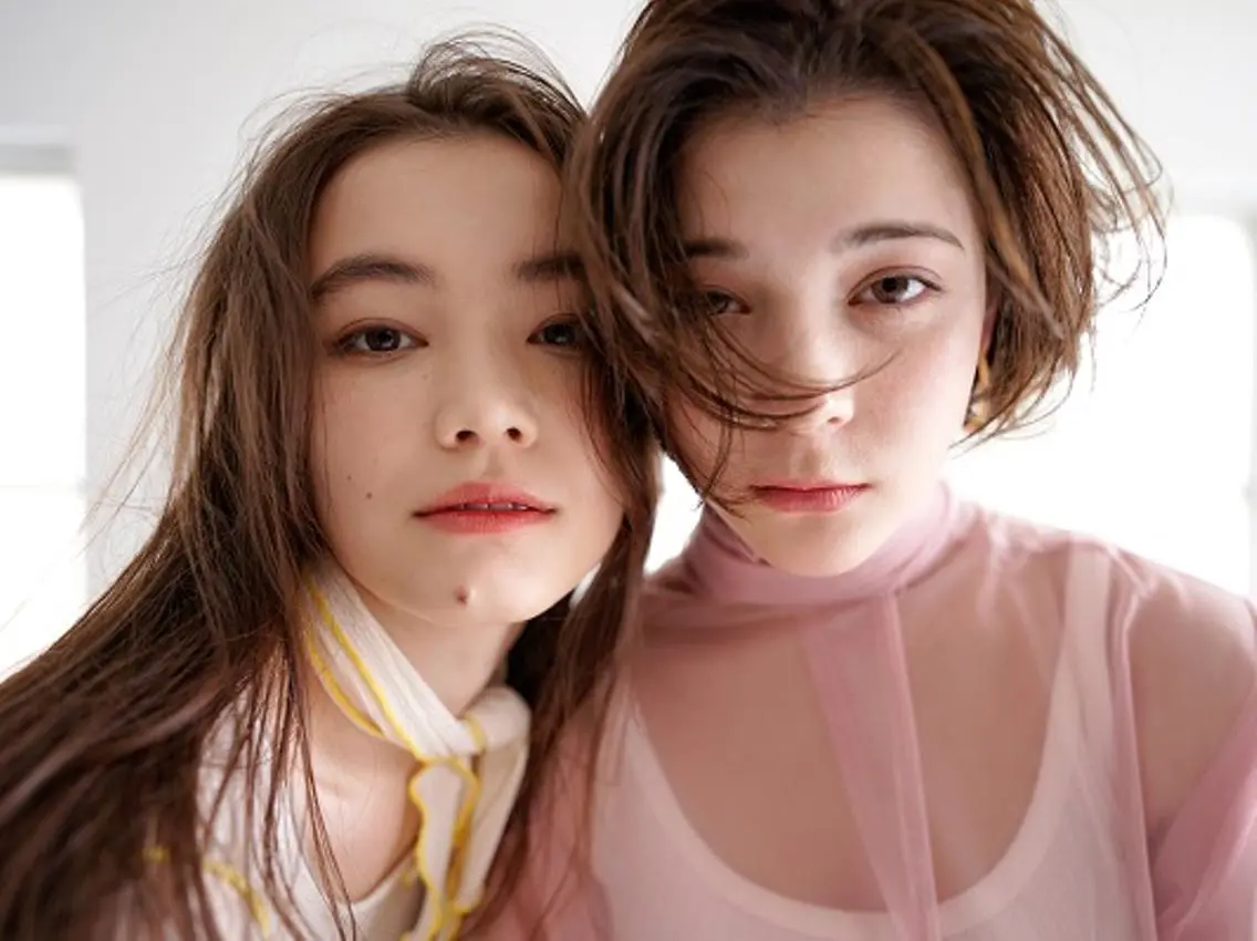 ミディアム カラー パーマ ヘアアレンジ アディクシーカラー アッシュ バレイヤージュ ベージュカラー ブリーチ newi grande 横浜店のヘアスタイル