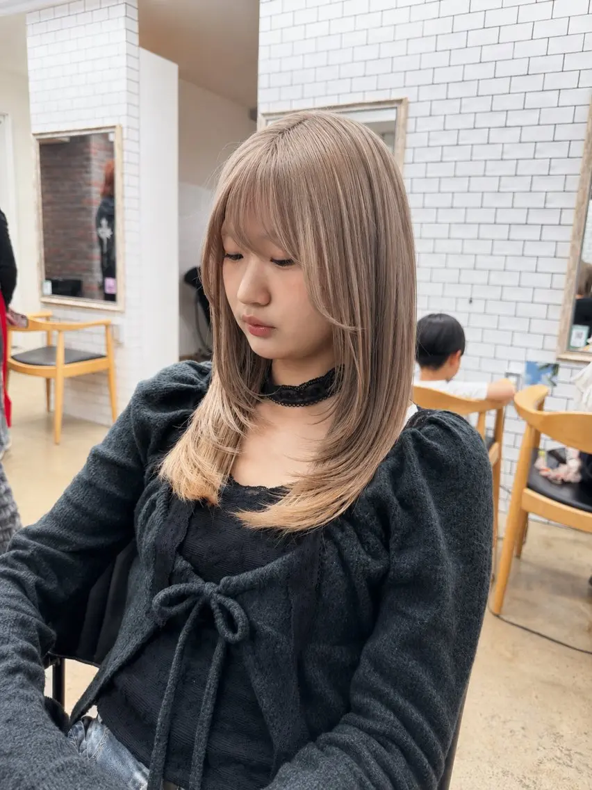セミロング カラー ブリーチ 透明感カラー 顔まわりレイヤー 韓国風ヘア レイヤーカット カット ヘアカラー ミルクティー/艶ハイ トーン/RIKUのヘアスタイル