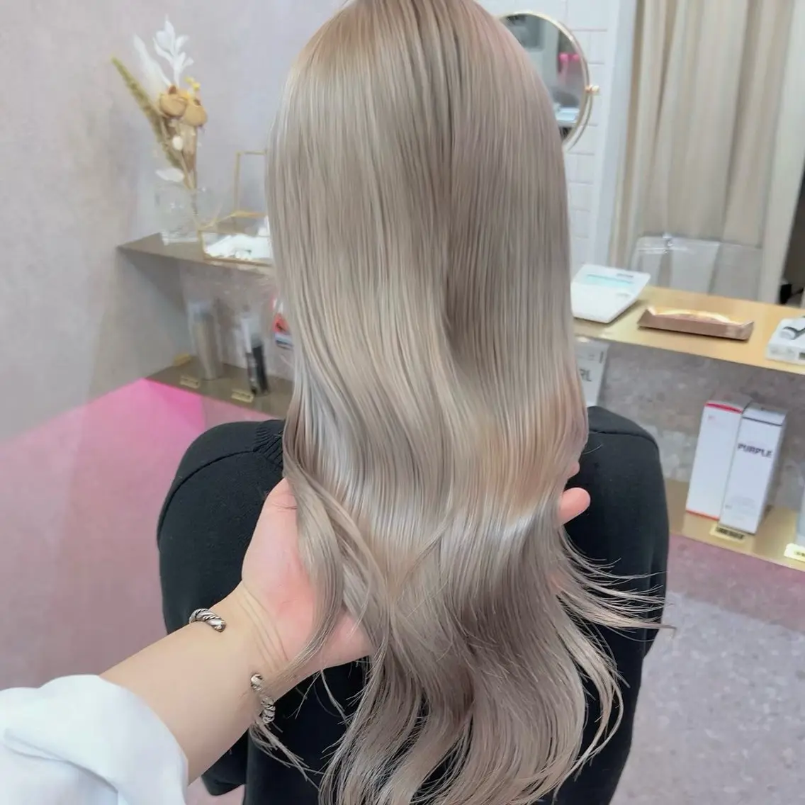 ロング カラー シルバー ホワイトシルバー ヘアカラー ミルクティ/ ブラウンカラー/りおのヘアスタイル