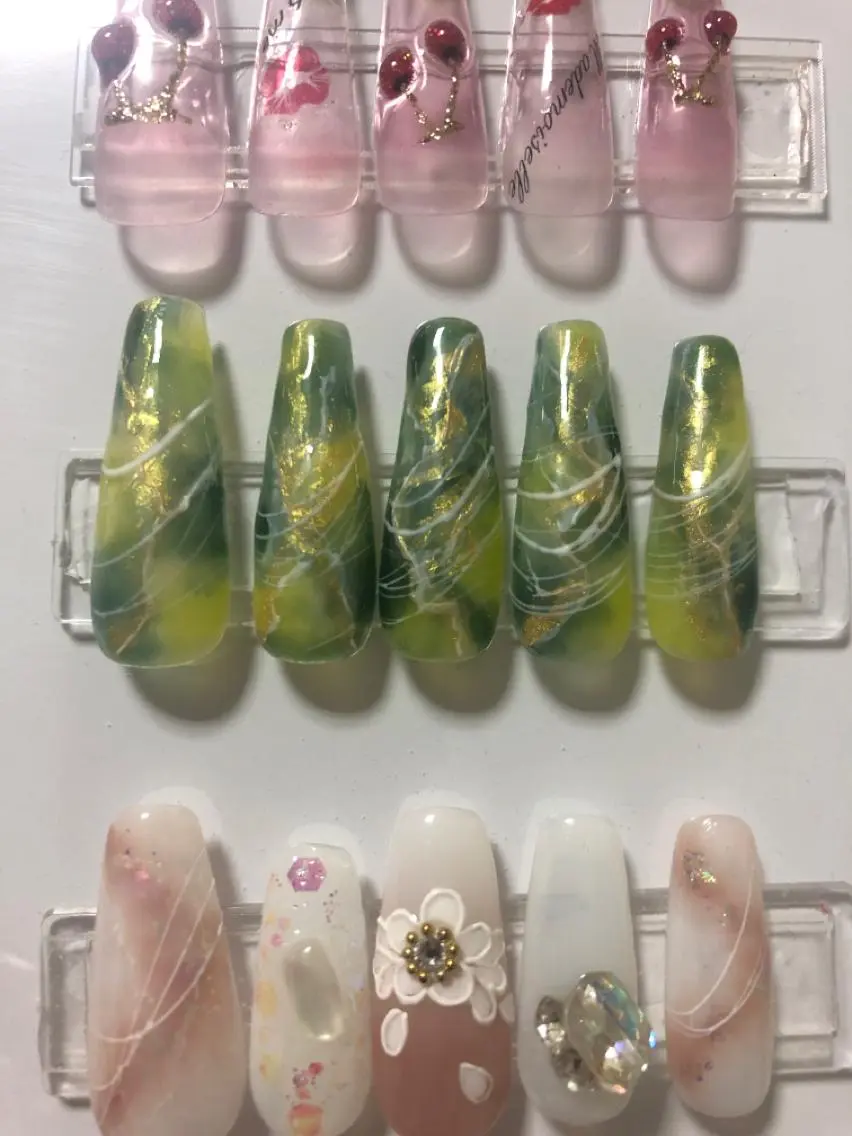カラーは400色からお選べて頂きます。整爪、甘皮ケア 保湿オイル込みからー パーツのご変更OKソフトジェルオフ込みの写真