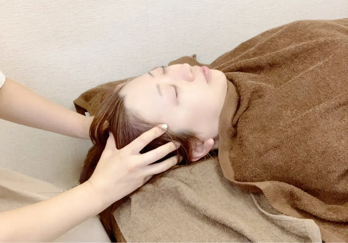[リフトアップ特別ケアメニュー] 耳つぼジュエリー6粒×ドライヘッドスパ20分の写真