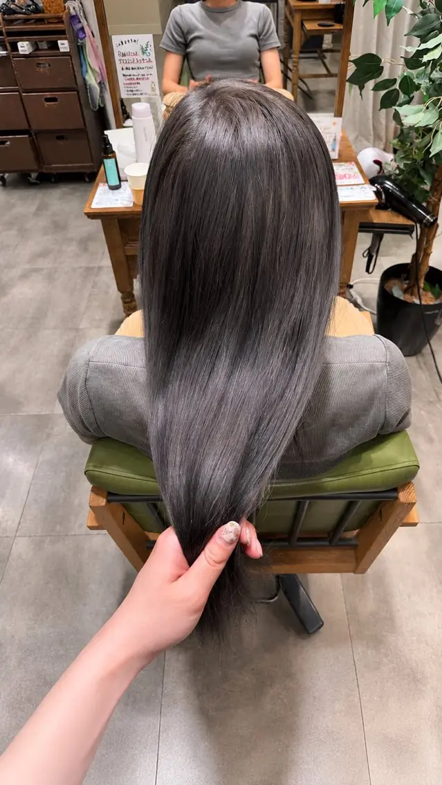 ロング カラー アッシュ アッシュグレー アッシュグレージュ ブリーチ グレージュ カット ヘアカラー トリートメント Rin🎀韓国ヘア/ レイヤー/ケアカラーのヘアスタイル