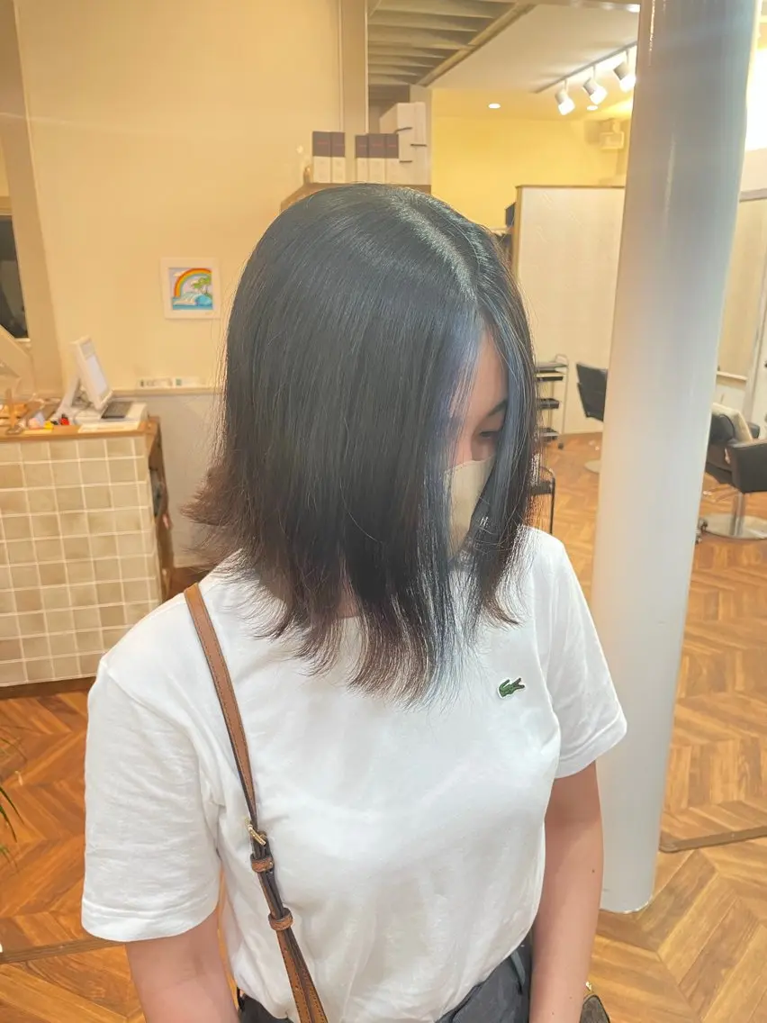 ミディアム カラー ミストバング ブルーカラー フェイスフレーミング moe🥣レイヤー カット/透明感カラーのヘアスタイル