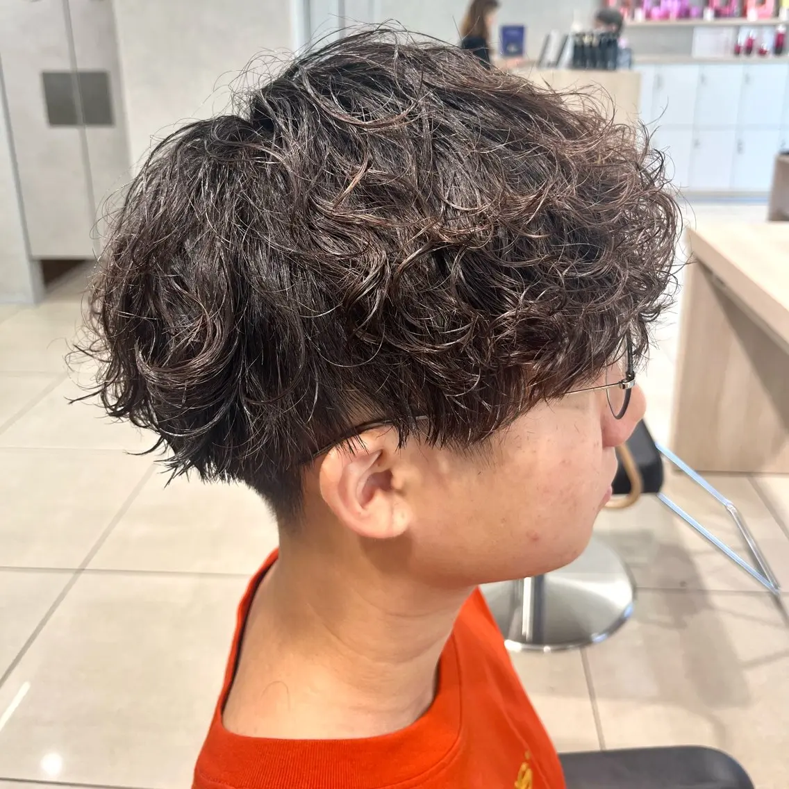 ショート パーマ メンズ メンズパーマ スパイラルパーマ カット パーマ トリートメント 巖本 真希のヘアスタイル
