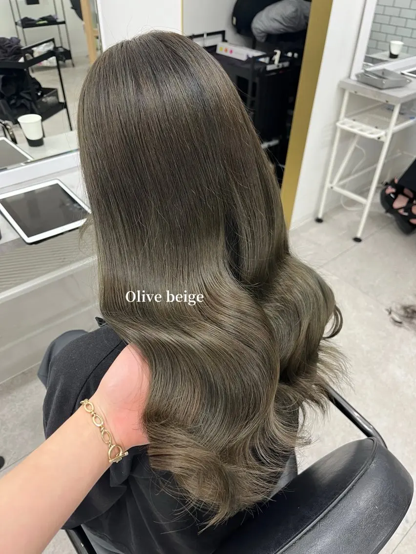 ロング カラー 柔らかオリーブ🌿 HIMARI🌻のヘアスタイル