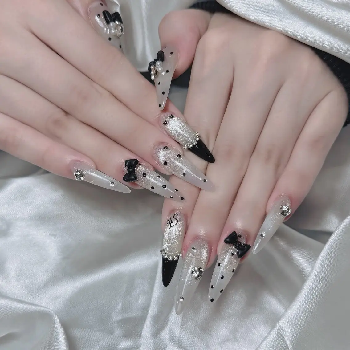 ネイル オーロラネイル チークネイル 桜ネイル クリアネイル ドット ハンドネイル Rin Nail 新大久保店のネイルデザイン