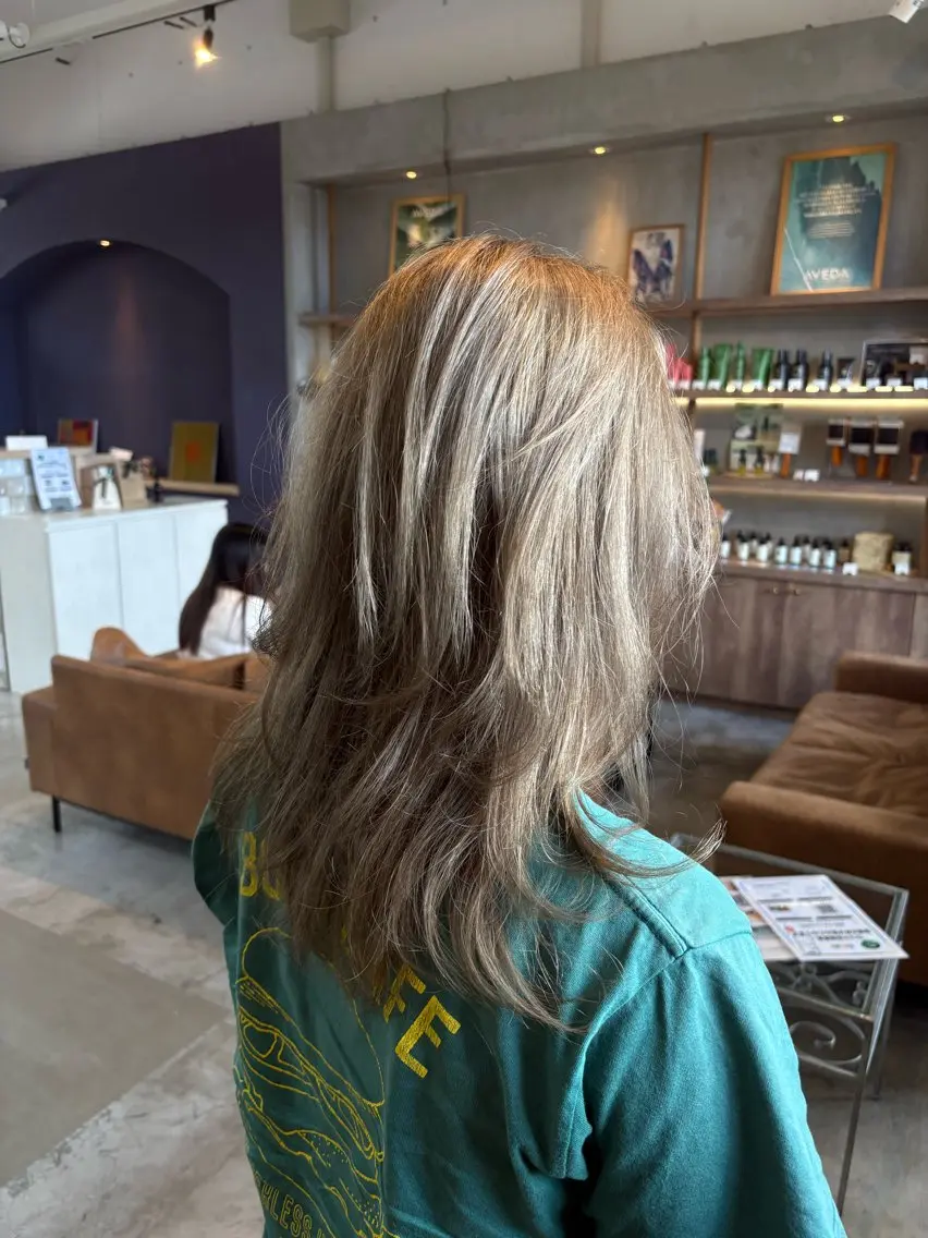 カラー ブリーチ ダブルカラー くるみ avedaのヘアスタイル