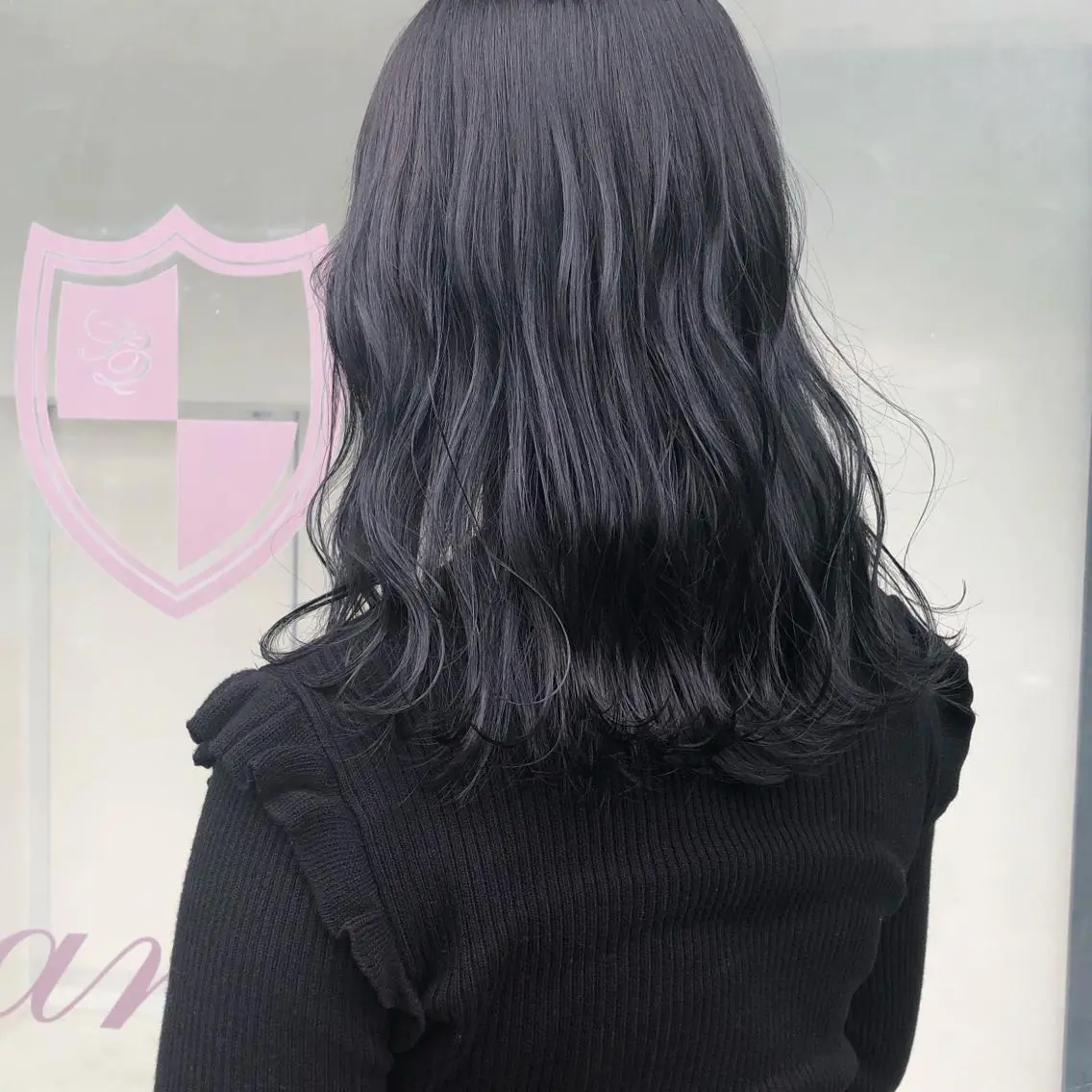 ミディアム カラー ブリーチ ネイビーカラー 相川 愛実のヘアスタイル