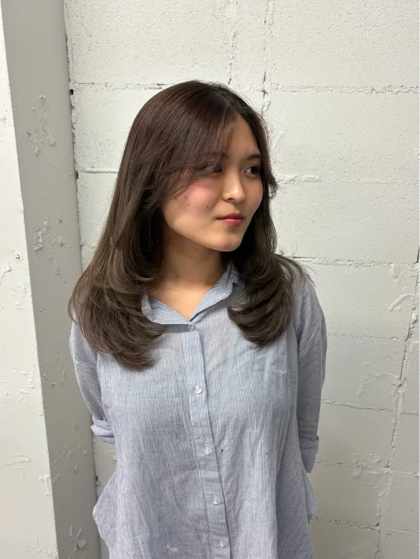 セミロング カット ヘアカラー 森田 亜海のヘアスタイル