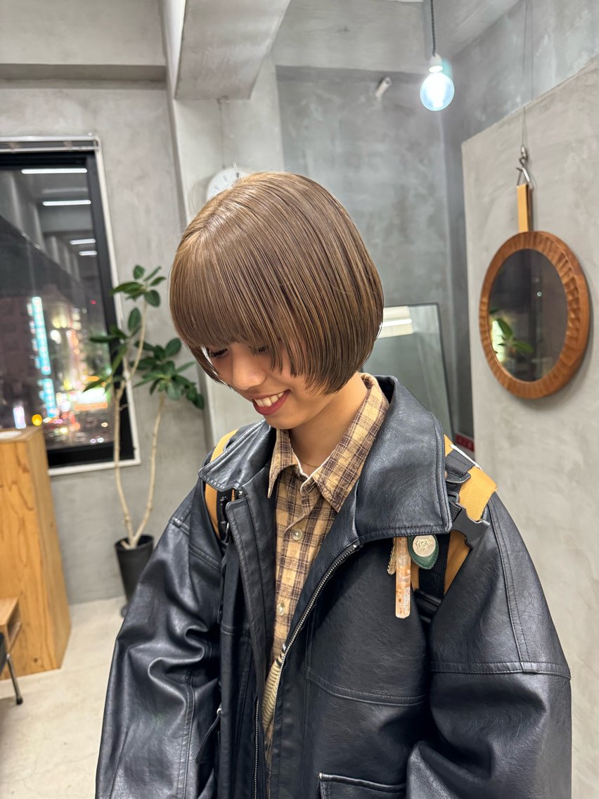ショート カラー ベージュカラー ブリーチ MAEUL miyuのヘアスタイル