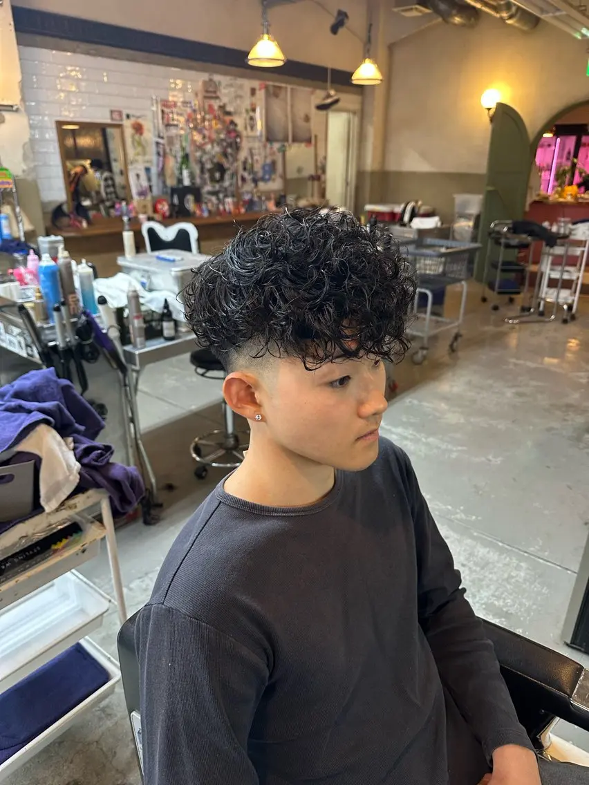 ショート パーマ メンズ スペインカール カット ヘアカラー パーマ モチヅキ タツキのヘアスタイル