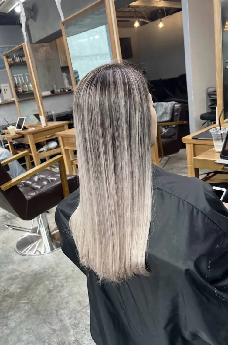 ロング カラー バレイヤージュ シルバー ホワイトシルバー レイヤーカット ヘアカラー トリートメント 指名数No.1 /NAOYAのヘアスタイル