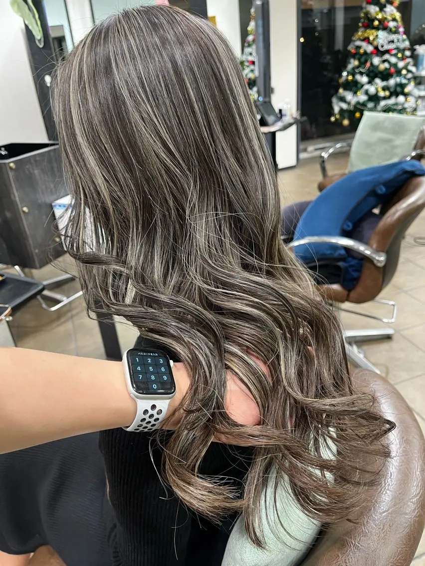 👼ハイライト【ブリーチ】➕間のカラー塗り➕カラー👼間塗りカラーは間の色を暗くするためですより立体感あるハイライトに✨の写真