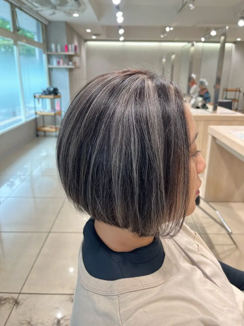 ミディアム カラー ベージュカラー 透明感カラー ハイライトカラー シルバー シルバーベージュ カット ヘアカラー 巖本 真希のヘアスタイル