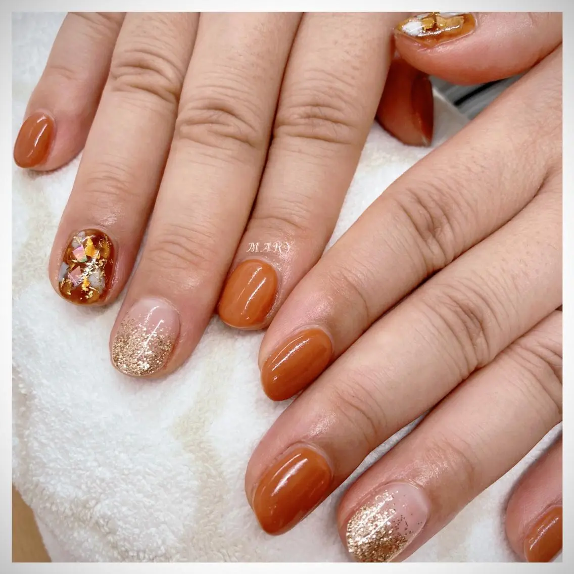 ネイル アートネイル ブラウン ゴールド キラキラネイル ニュアンスネイル ハンドネイル Mary nail .narumiのネイルデザイン