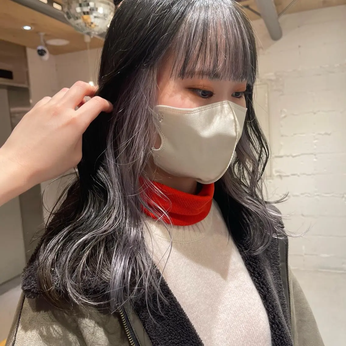 セミロング カラー ミストバング フェイスフレーミング シルバー ホワイトシルバー ヘアカラー トリートメント nameless miichiのヘアスタイル