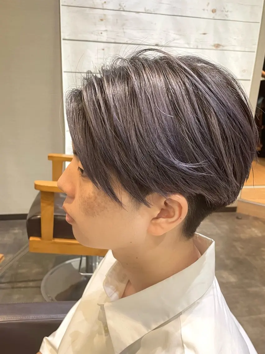 ショート カラー メンズ メンズブリーチ センターパート ブリーチ ラベンダーカラー シルバー 加藤 大貴のヘアスタイル