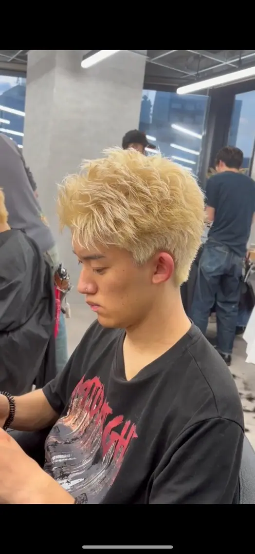 ショート カラー メンズ メンズハイトーン スパイキーショート ハイトーンカラー ショートヘア 磯村 翔大のヘアスタイル
