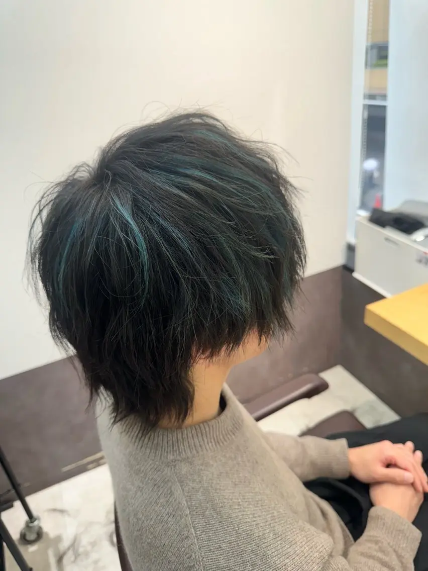 カラー メンズ メンズハイライト メンズウルフカット ハイライトカラー ウルフカット 假屋 航のヘアスタイル