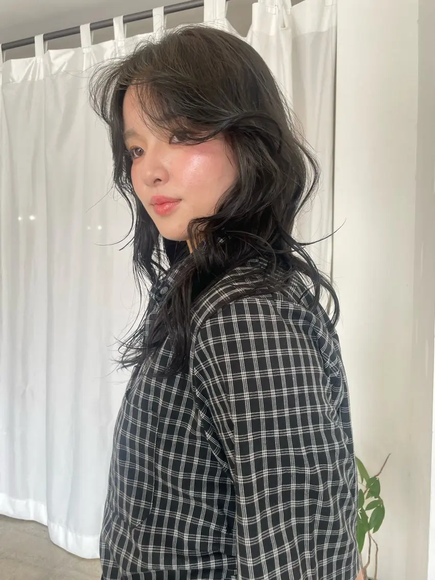 セミロング レイヤーカット カット ヘアカラー 熊崎 葵のヘアスタイル