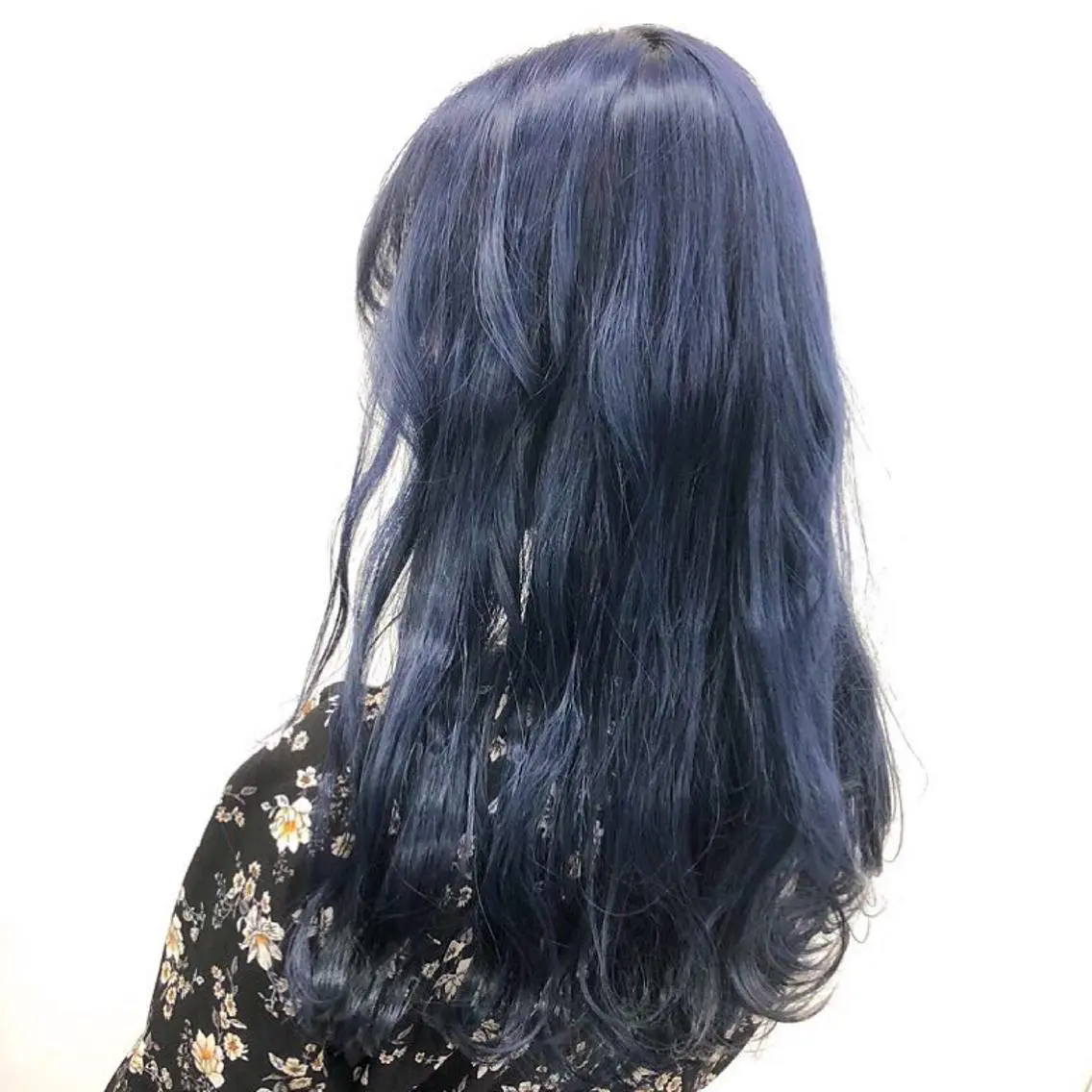 ロング 寒色/ベージュヘア ブリーチありMiOのヘアスタイル
