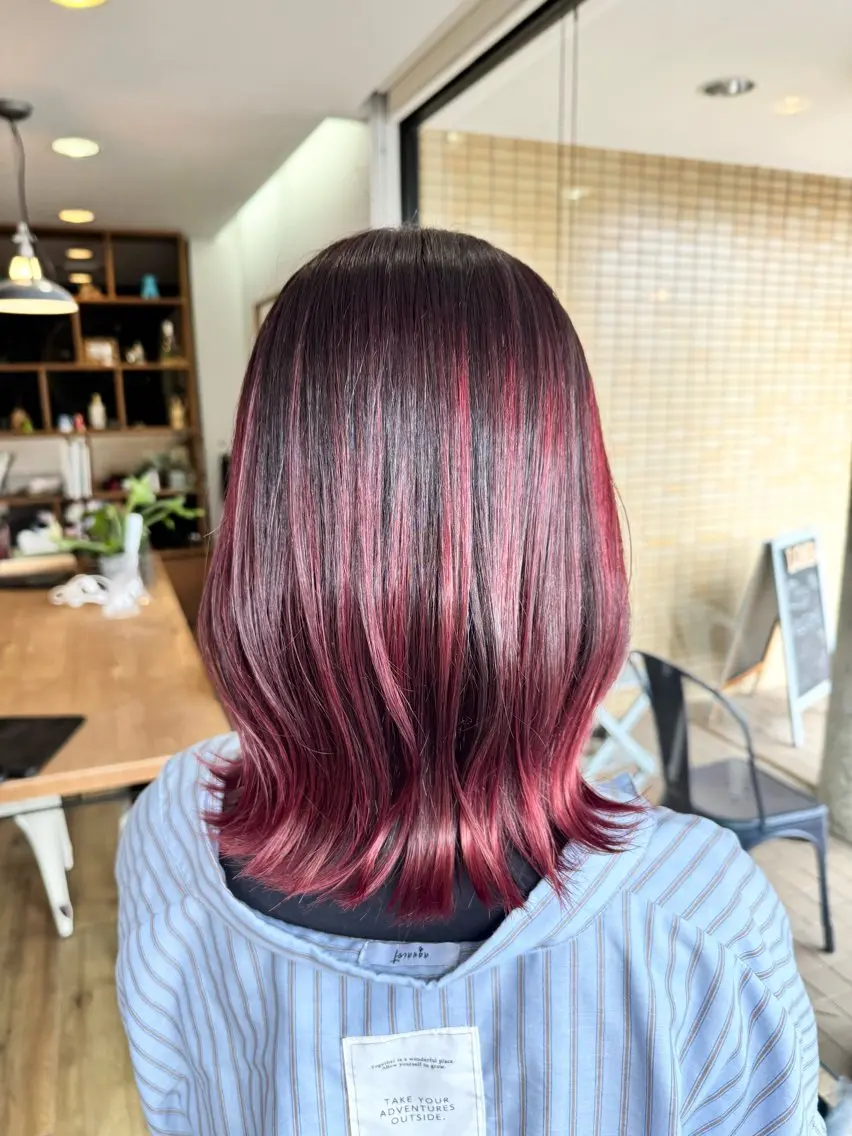 ミディアム カラー ブリーチ ピンクカラー バイオレットカラー バイオレットピンク ヘアカラー トリートメント ツキダテ ユイのヘアスタイル