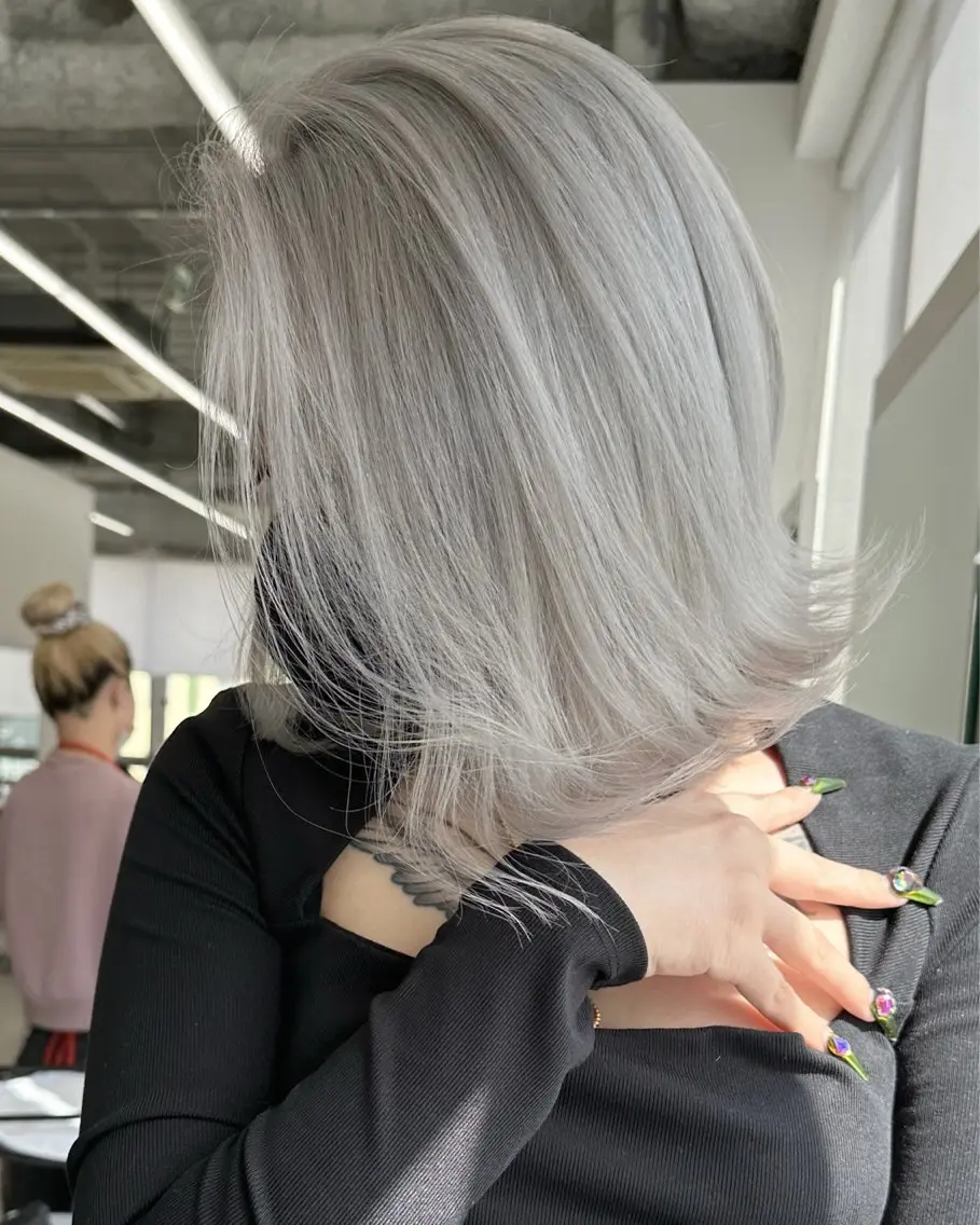 ミディアム アッシュ アッシュグレー アッシュグレージュ ボブ ハイライト 佐藤 まいらのヘアスタイル