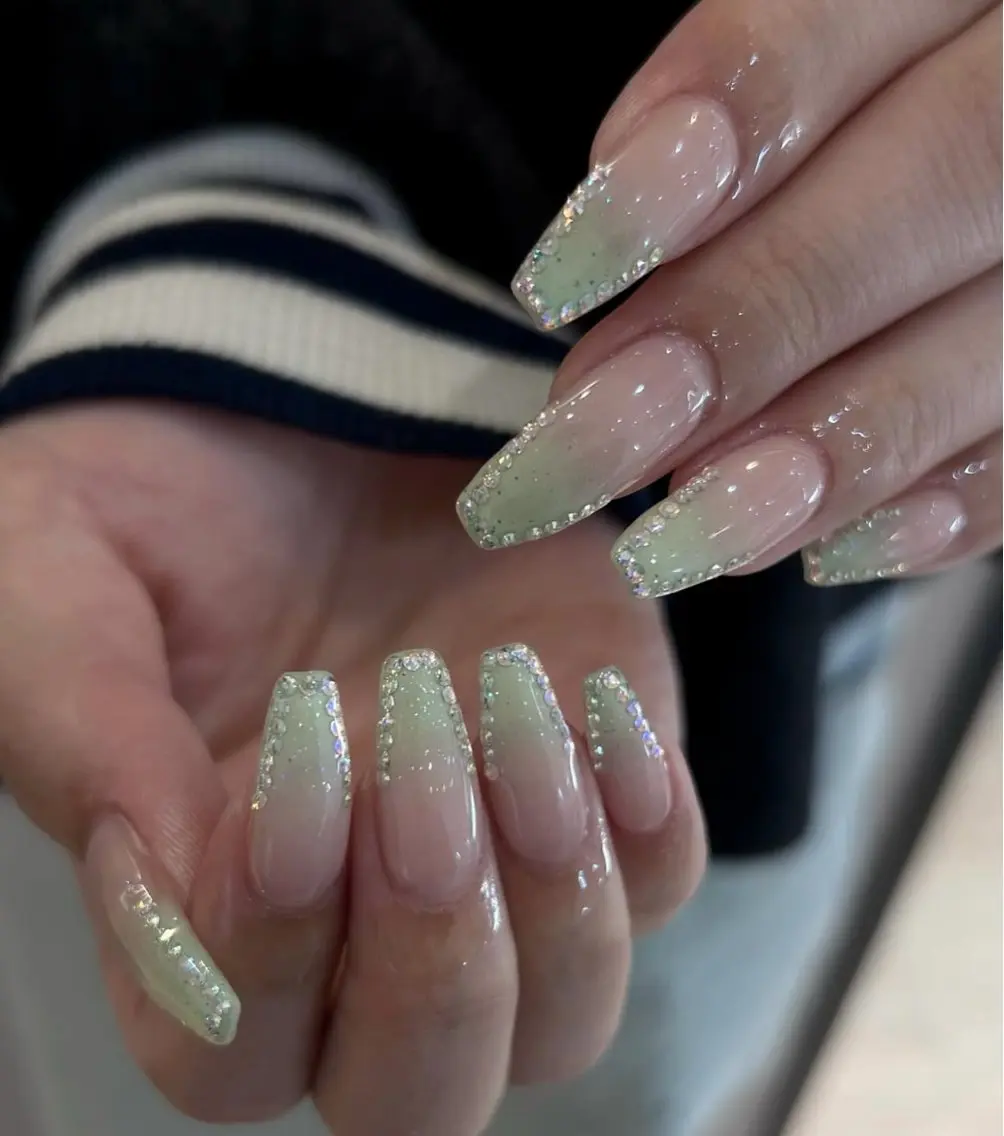 ネイル グラデーション グリーン キラキラネイル ストーンネイル ハンドネイル BERA NAILSのネイルデザイン