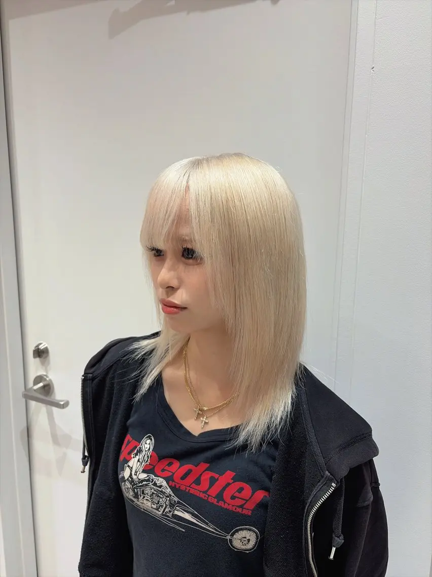 セミロング カラー ベージュカラー ホワイトベージュ ヘアカラー トリートメント ホワイトカラー☁️/ Yuya/ハイトーンのヘアスタイル