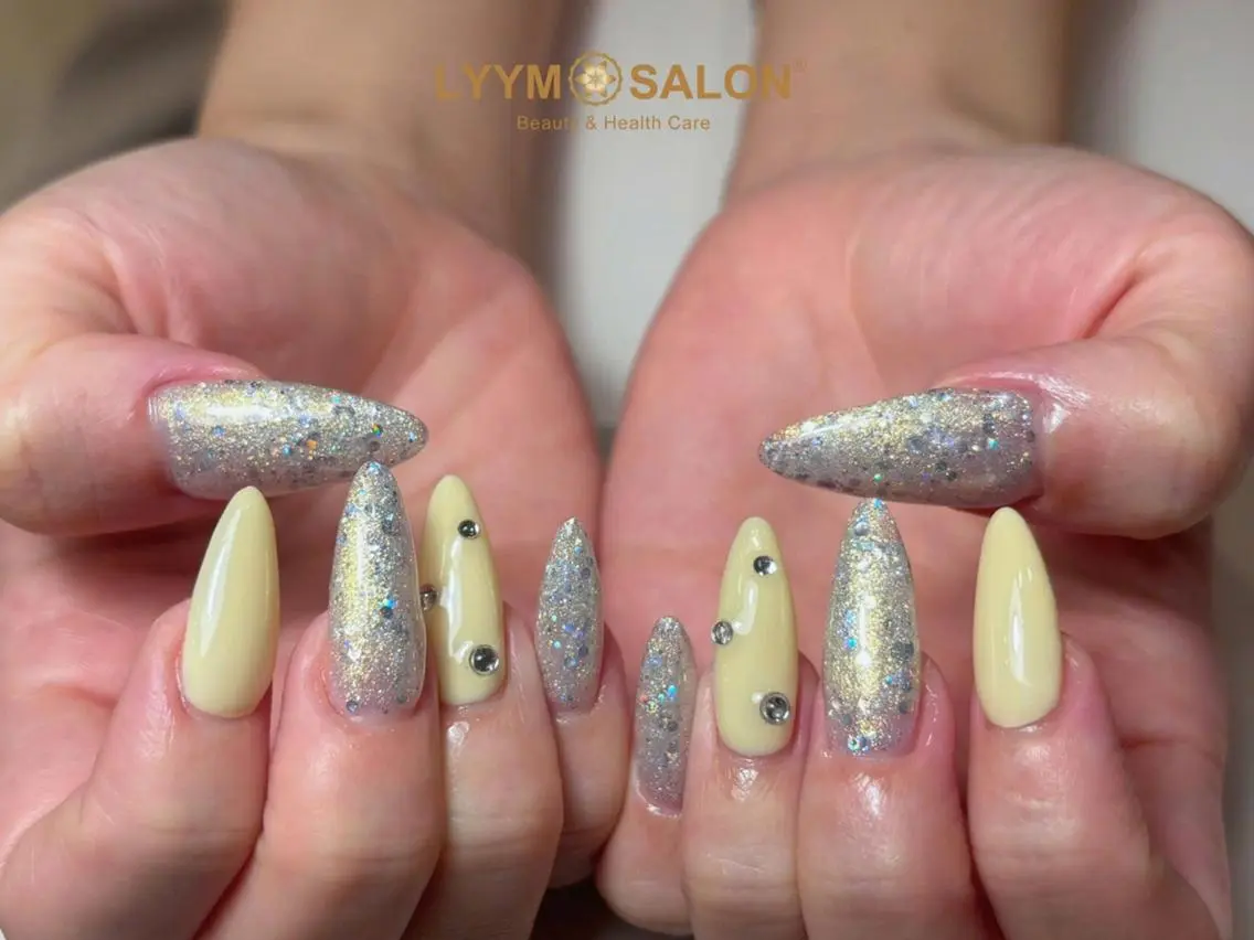 ネイル キラキラネイル ラメ(グリッター) ロングネイル シルバー シンプルネイル ハンドネイル LYYM Salonのネイルデザイン