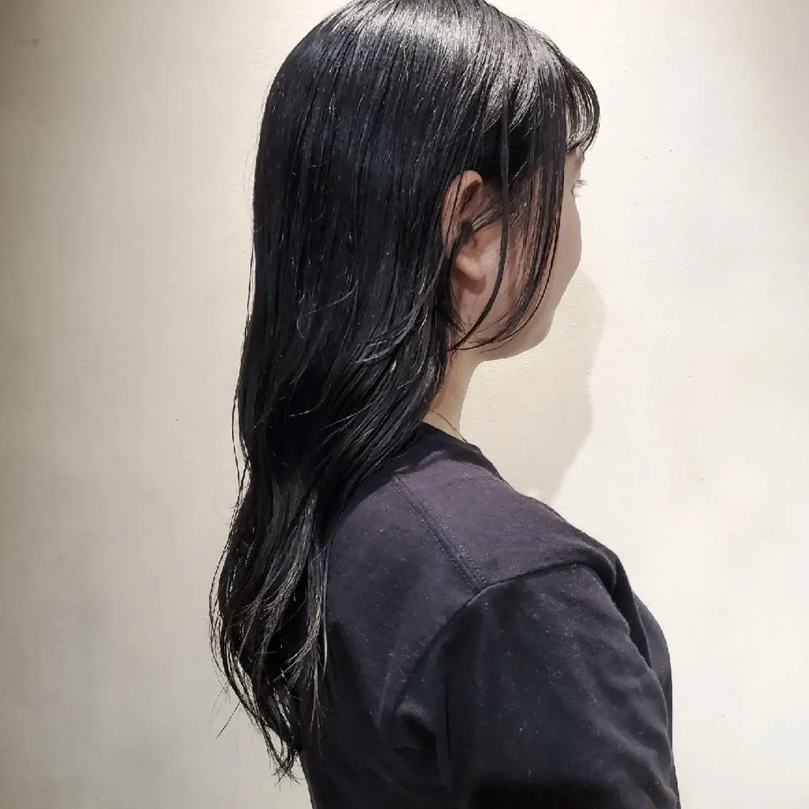 カラー セミロング 黒髪 ブルーカラー ブルーブラック 顔周りカット 韓国風ヘア 韓国レイヤー　 suzuのヘアスタイル