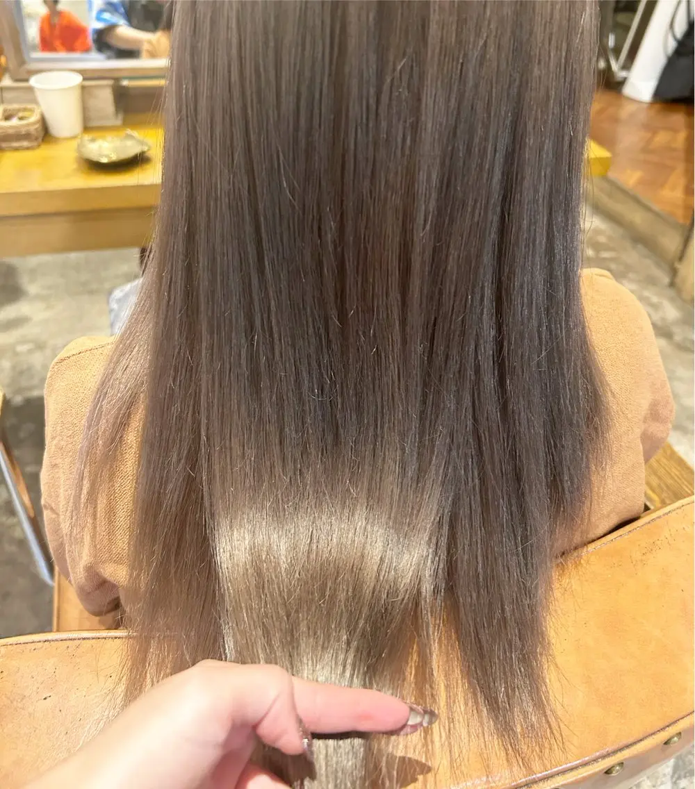 カラー ベージュカラー ブリーチ ミルクティーベージュ 有薗 こころのヘアスタイル